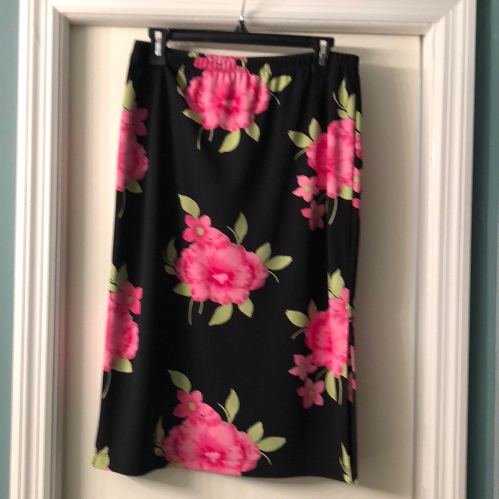 Women’s Casual Corner Black and Floral Lg Skirt